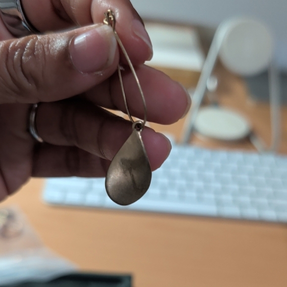 Chic Gold Teardrop Earrings - Picture 2 of 2